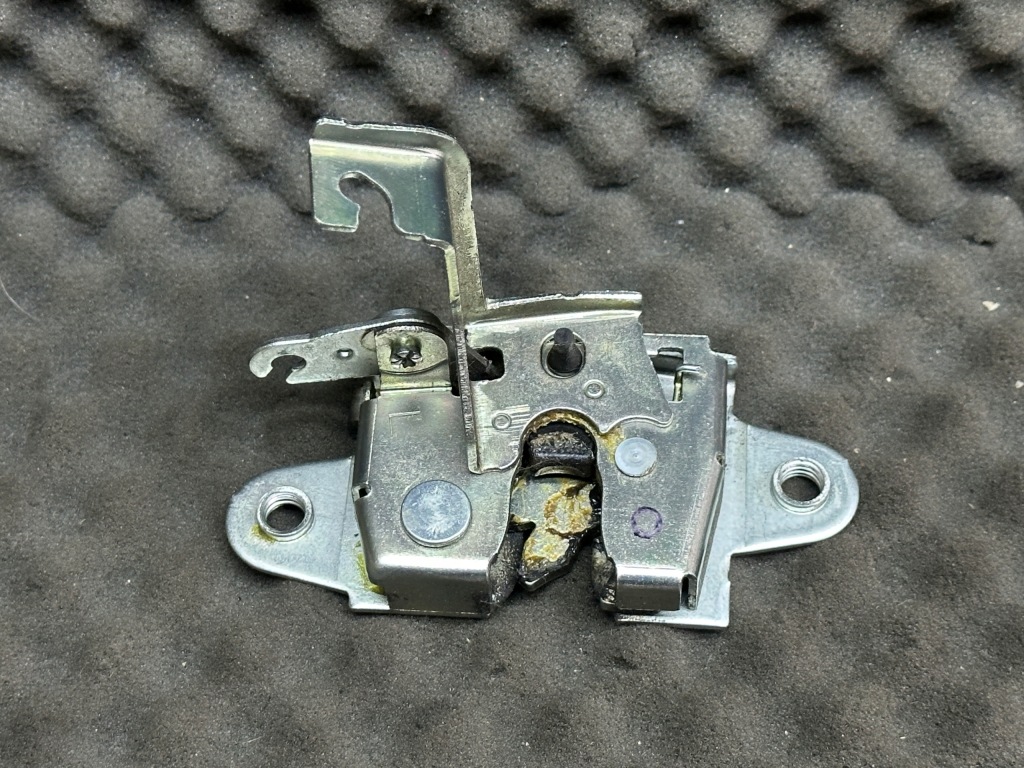 Купить 65790-0k020 замок крышки багажника toyota hilux