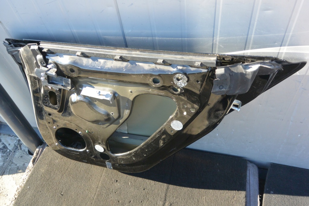 Tesla model s дверь правое  задняя чёрные 13-16 Оригинал