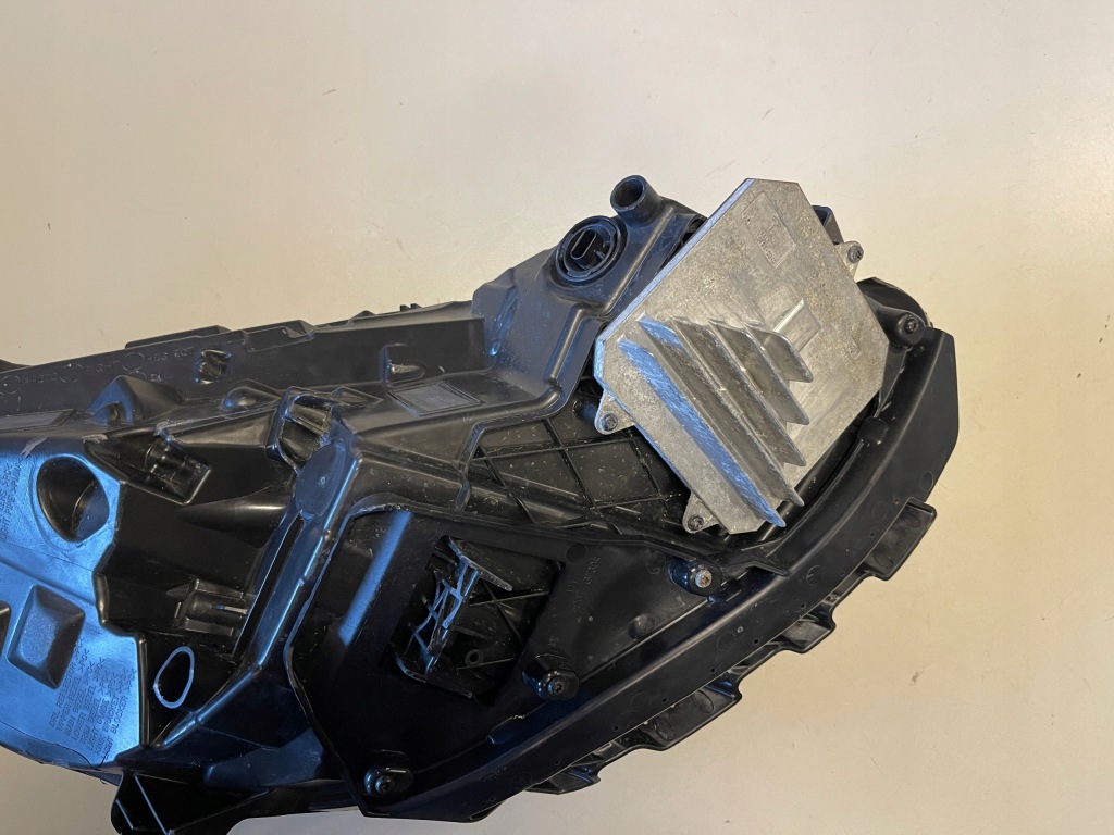 Фара фара ліва перед tesla model 3 led 1077375-00-c Ціна