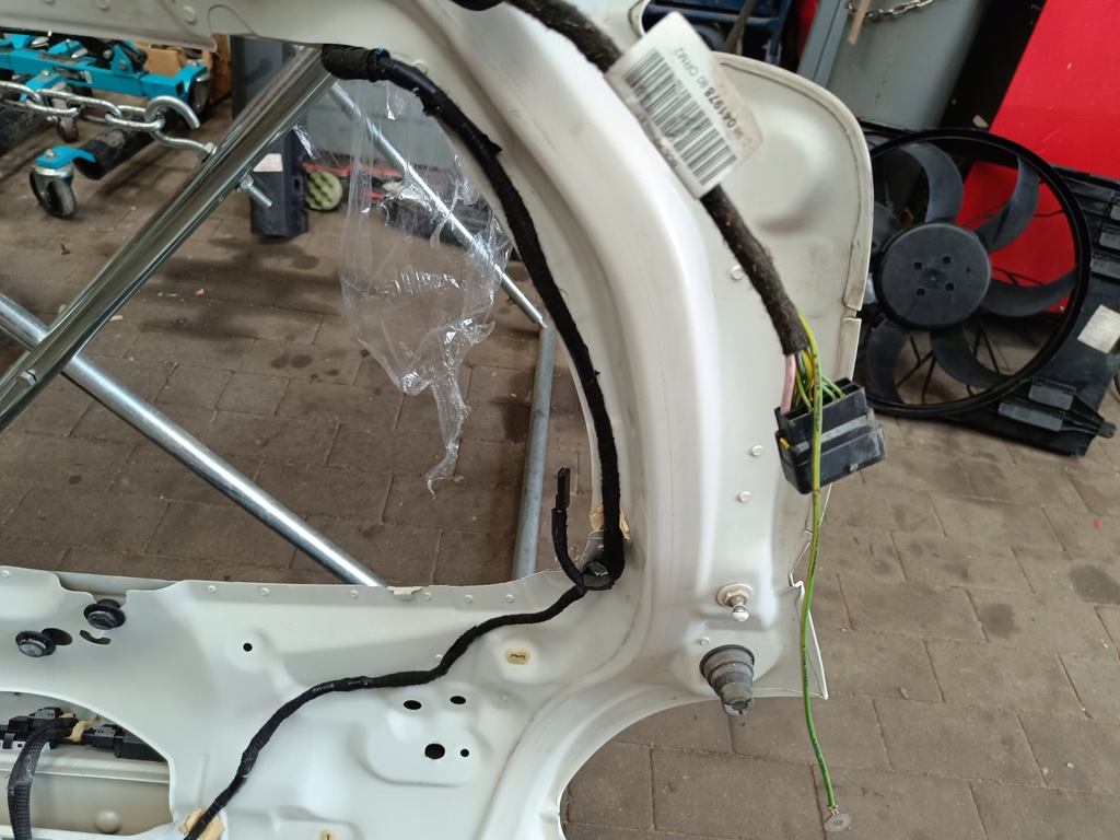 фото №13, Peugeot 208 - крышка багажника задняя белый