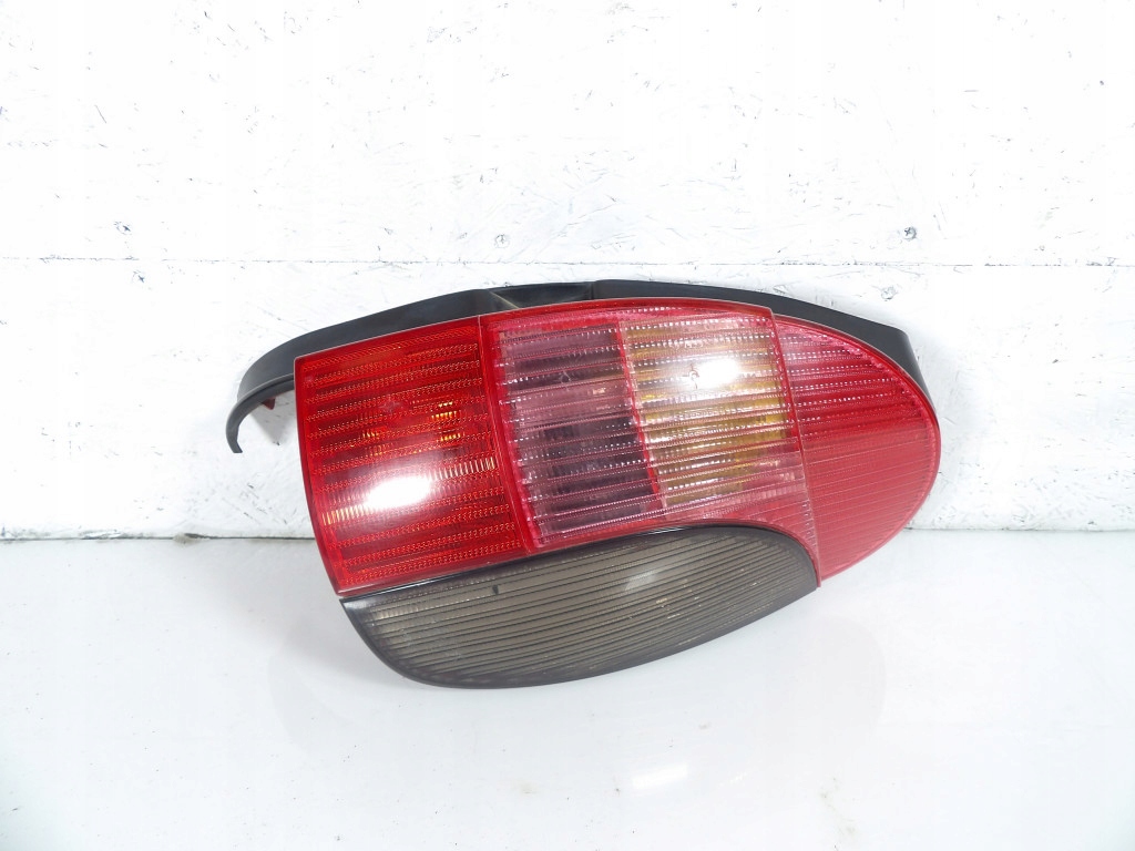 фото №1, Peugeot 306 kombi lift лампа задняя правая 452282/2