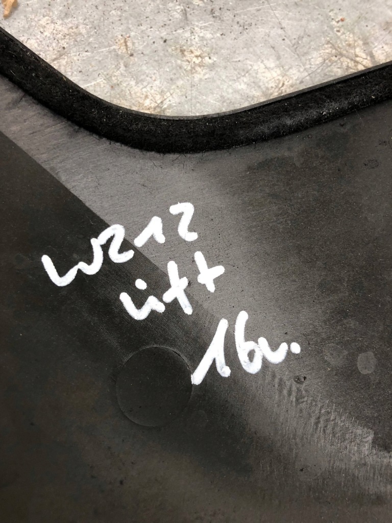 Крышка накладка двигателя 3.0 cdi mercedes w212 универсал рестайлинг  a6420102811 Киев