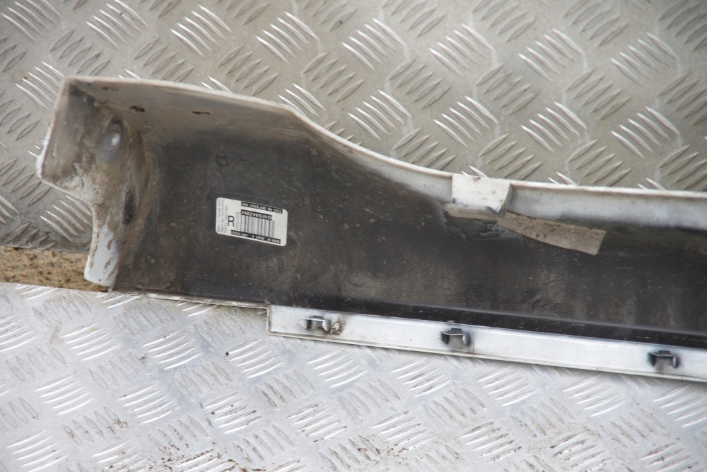 Молдинг порог правая jeep grand cherokee wk2 overland рестайлинг  pw7 bright white Киев