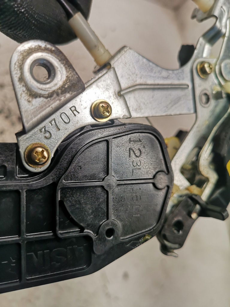 фото №7, Toyota avensis verso замок двері правий задня задній 2 pin 2004 r