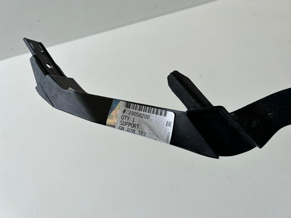 Кронштейн  кронштейн бампера ліхтарі  перед лівий opel astra k 39058200 оригінал Оригінал