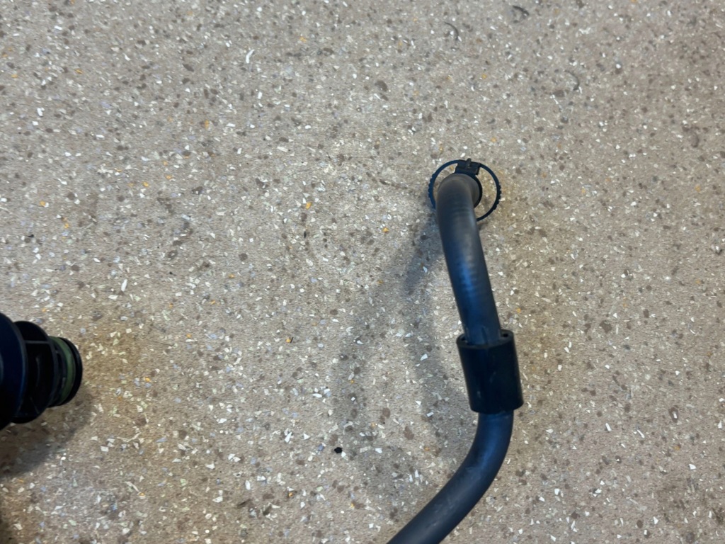 Шланг вакууму mercedes-benz glc c254 a2540100609 в Україні