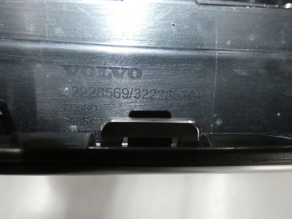 фото №8, Решітка радіатора, решітка радіатора volvo ii xc-60 r-design