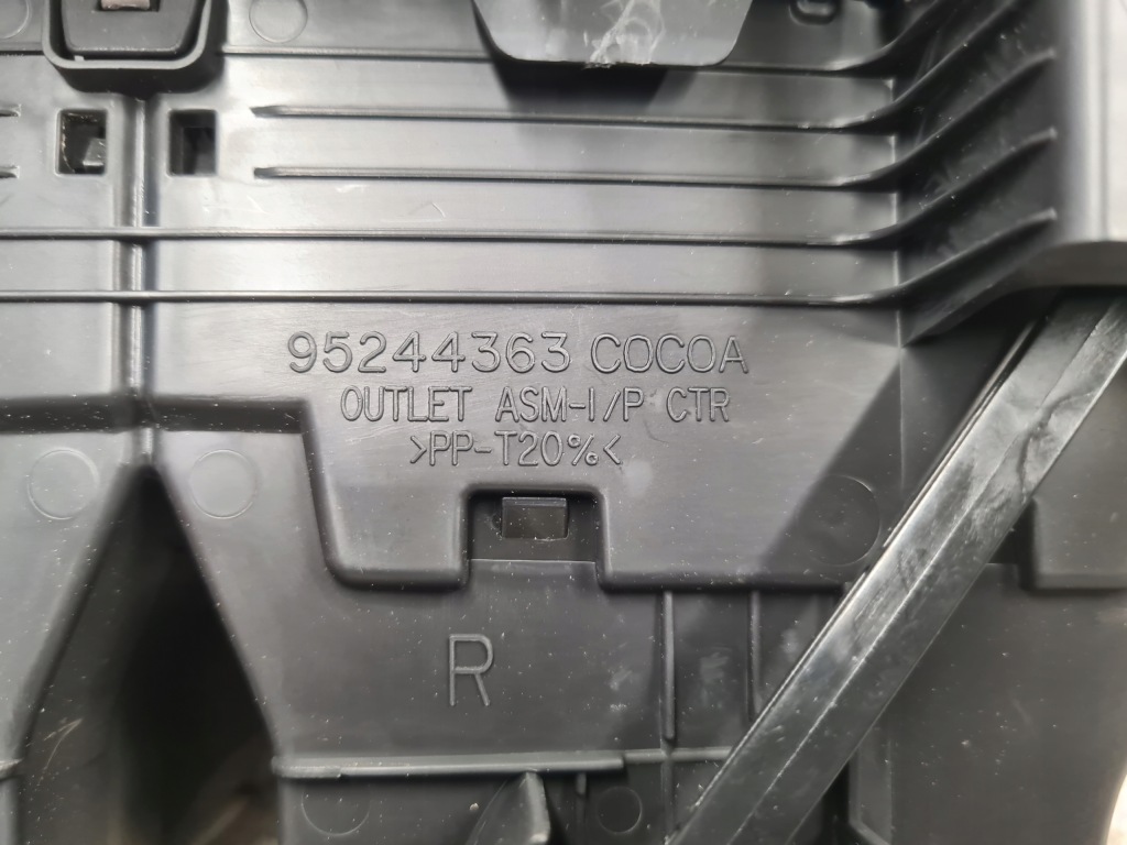 Решітка впуск повітря обдув w desce середня opel mokka Недорого