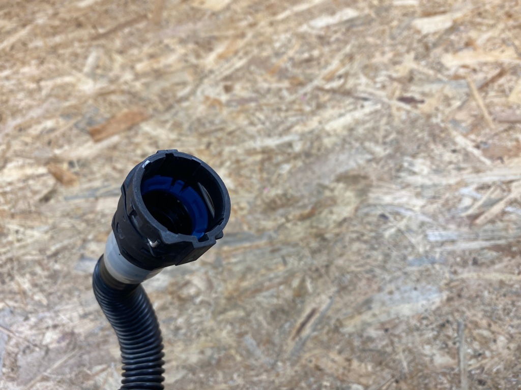 Пабтрубок  труба шланг воды tesla model 3 y 1629594-00-a Киев