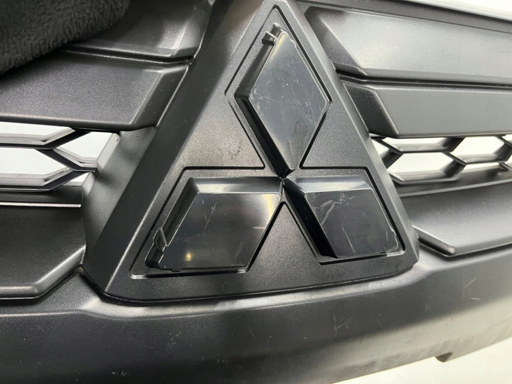 фото №12, Решітка радіатора mitsubishi l200 5 v 19r.- решітка радіатора передня накладка бампера значок