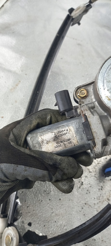 фото №4, Pod.szyby правый перед alfa romeo 147 02r 1.9jtd