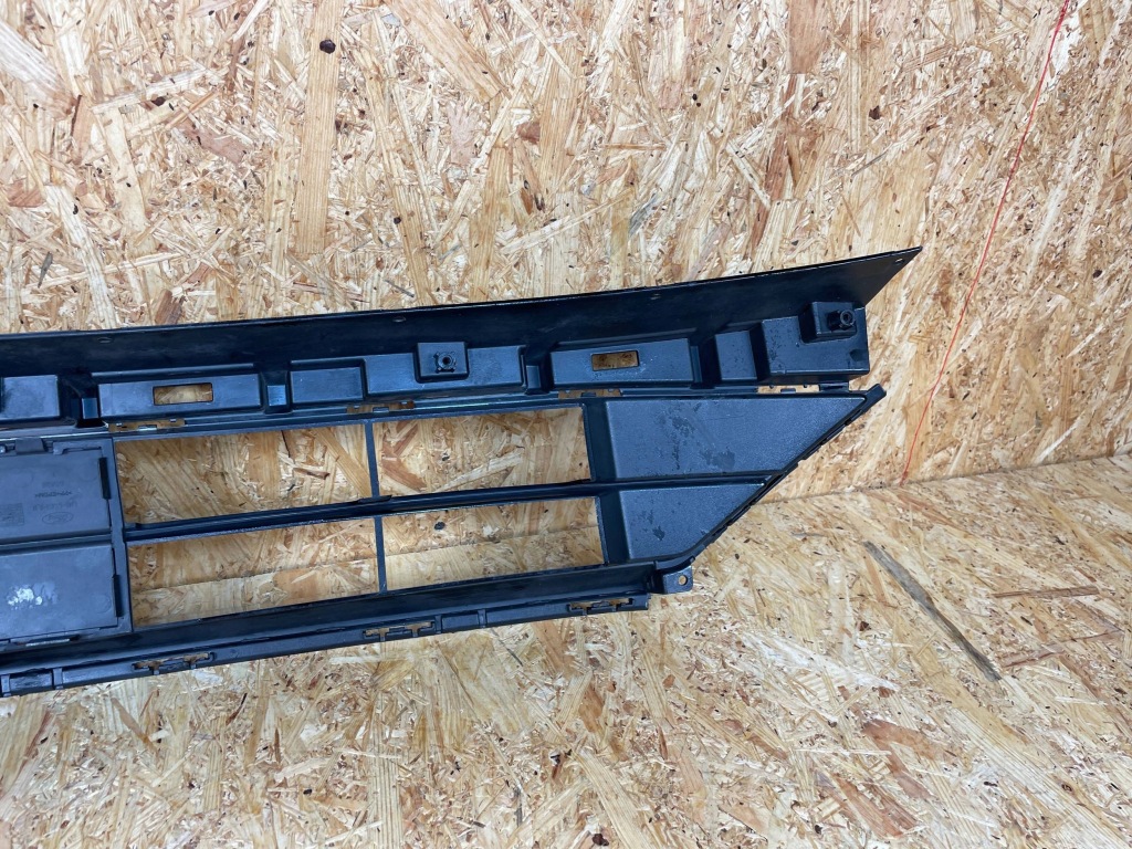 Решётка средняя бампера передний ford kuga mk3 st-line lv4b-17k945-s 19- Оригинал