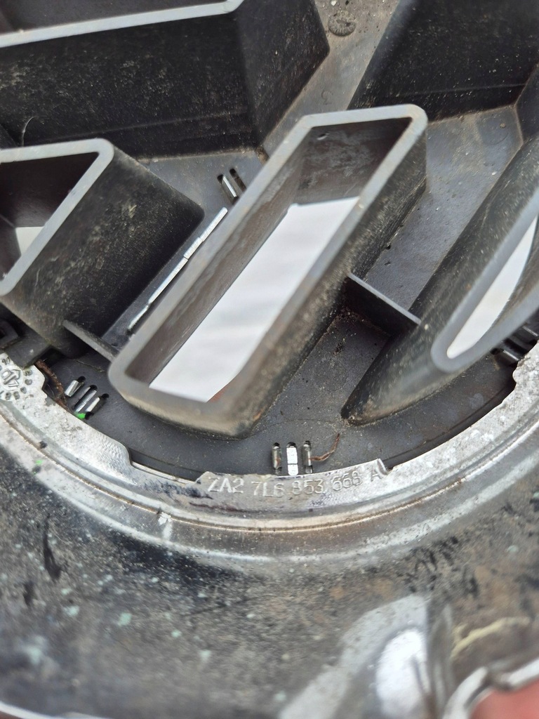 фото №10, Vw touareg i 7l 02- решётка радиатора хром значок 7l6853668a