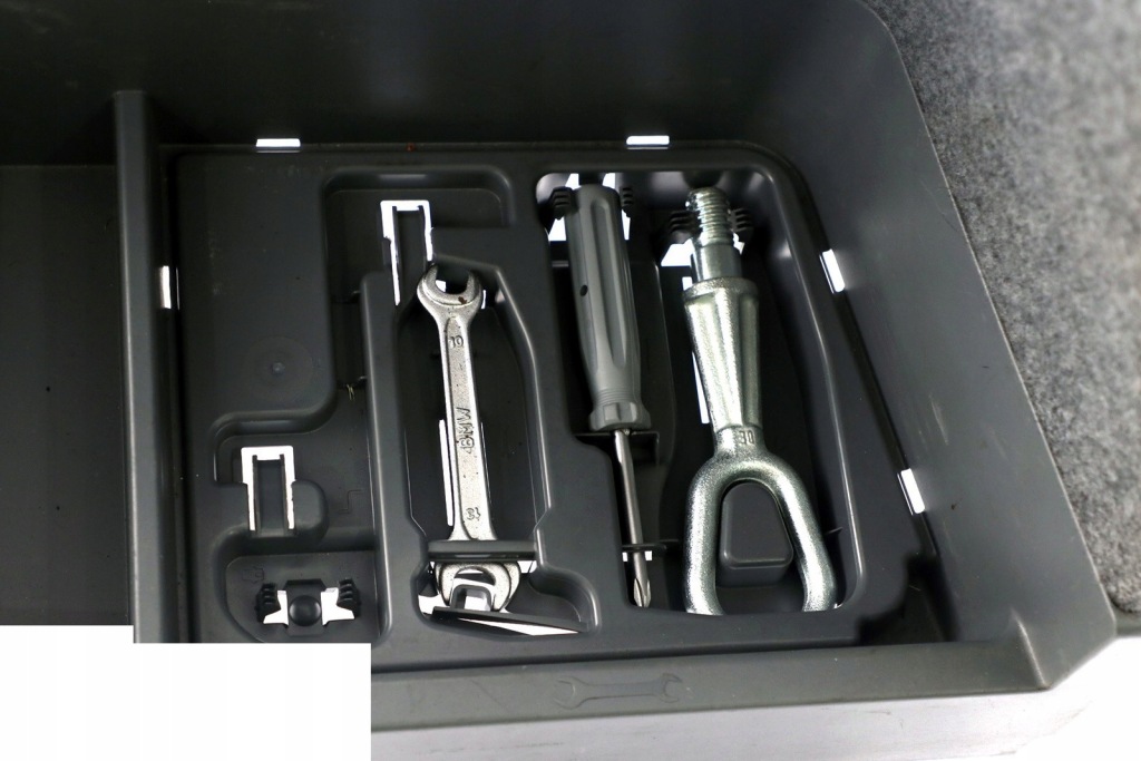 Bmw e90 накладка акумулятор багажника обшивка вушко буксирувальний 7070520 Оригінал