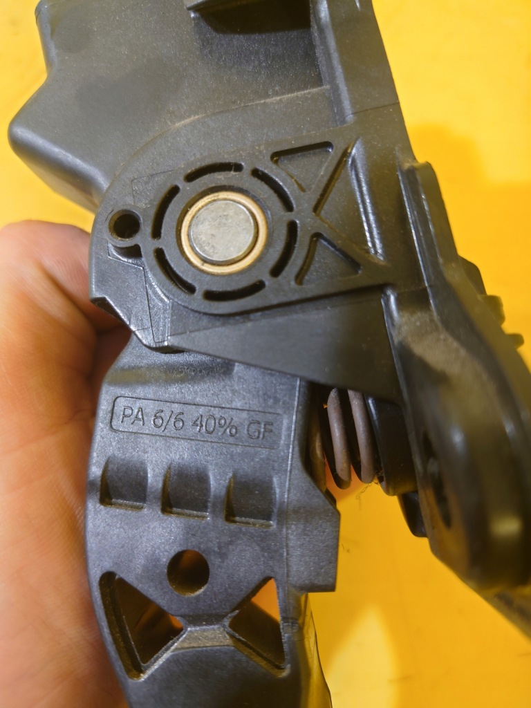 фото №4, Peugeot 4007 - педаль газу