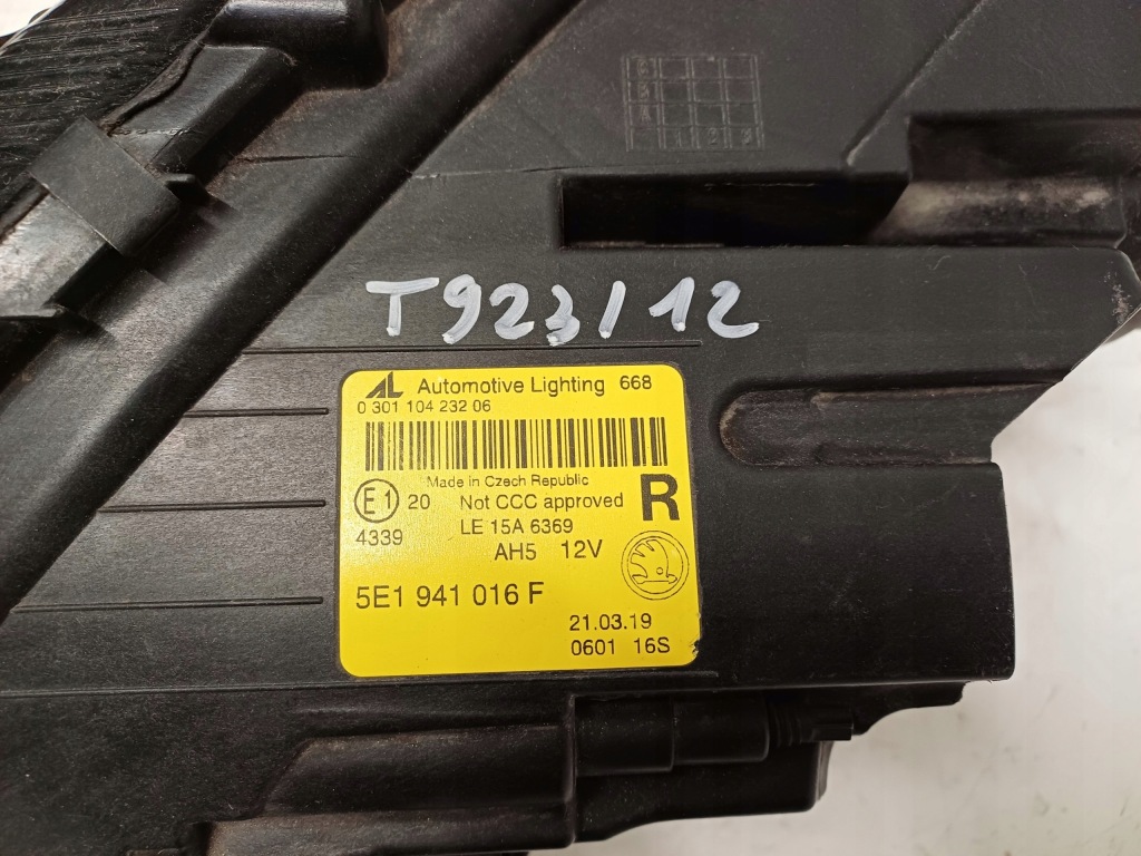 Купити Skoda octavia 3 3 рестайлінг  16- фара права перед led 5e1941016f