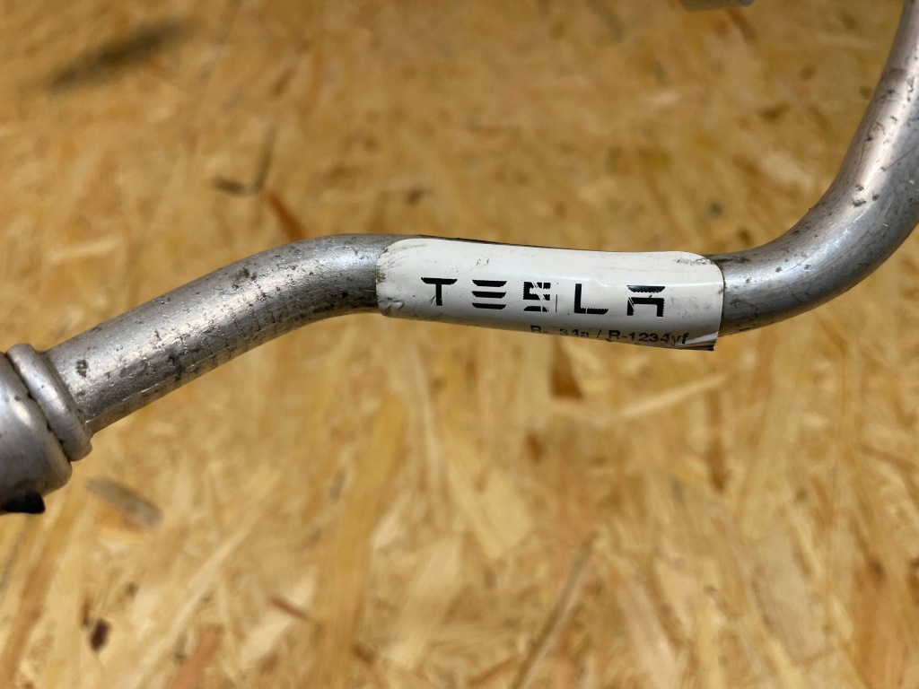 Патрубок трубка шланг кондиціонера tesla model 3 1092158-00-f 2017- Доставка