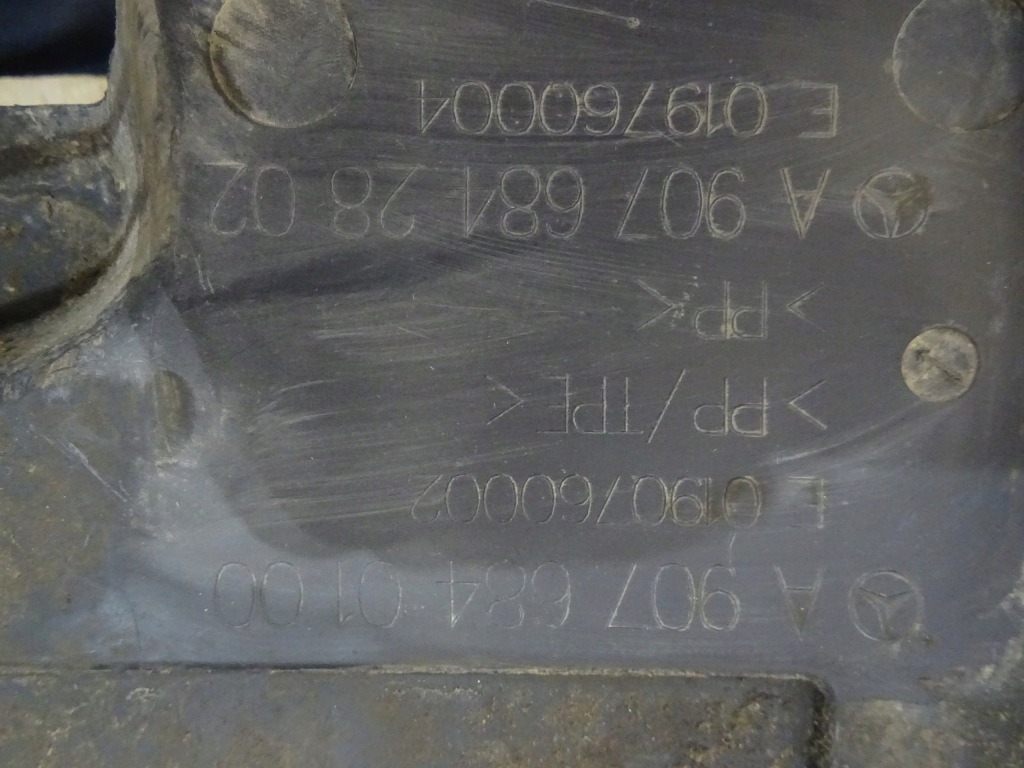 Подкрылок перед правое mercedes sprinter a9076842802 оригинал a907 Недорого