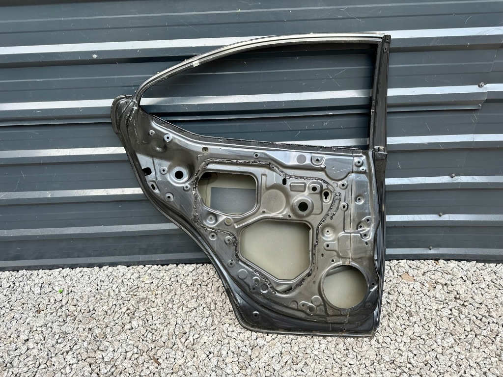 Lexus is 2 2 05-13r дверь левое  задняя левое задняя Доставка