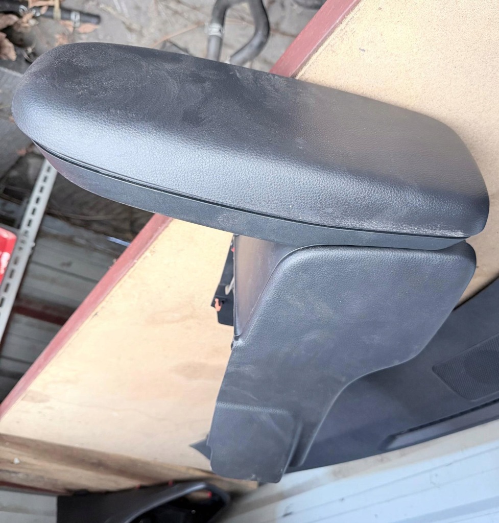 Купити Toyota yaris iv підлокітник