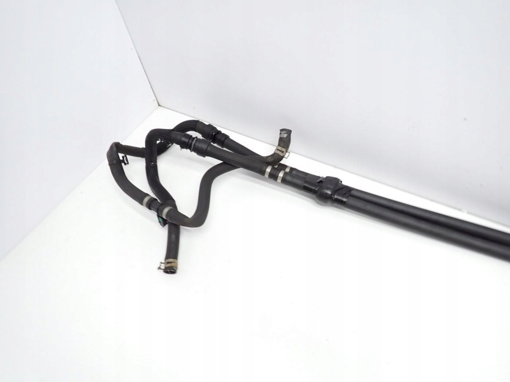 Патрубок шланг трубка води 1065389-00-e tesla model s 17r Оригінал