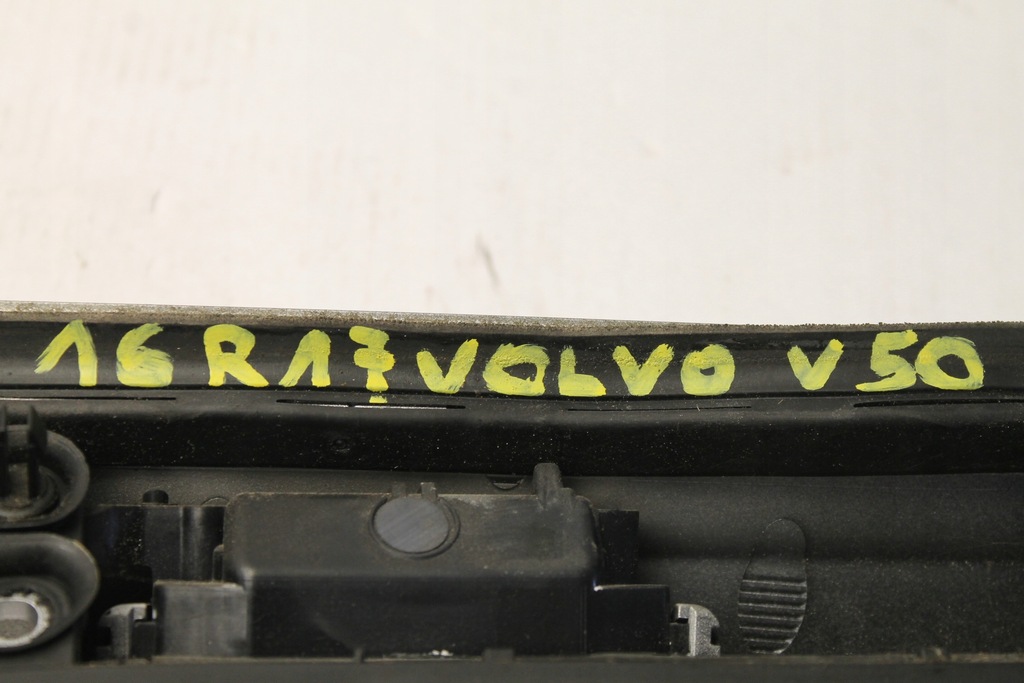 фото №14, Накладка крышки микровыключатель volvo v50 lift 2007r- 426