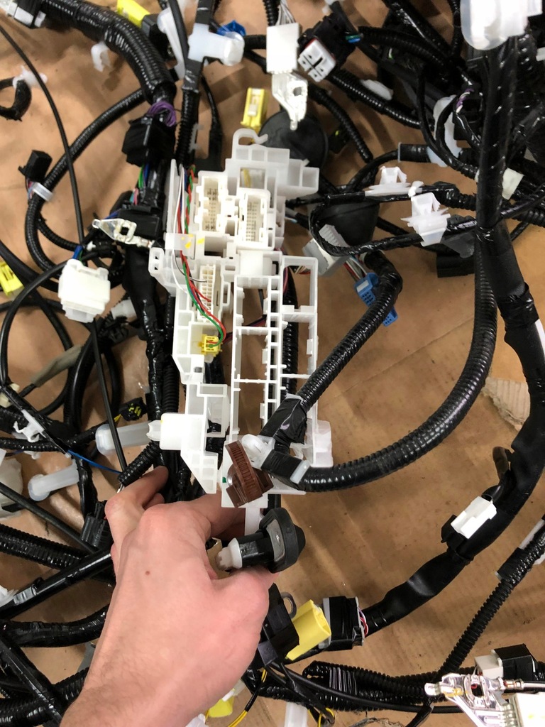 фото №4, Toyota yaris iv электропроводка жгут салона салон