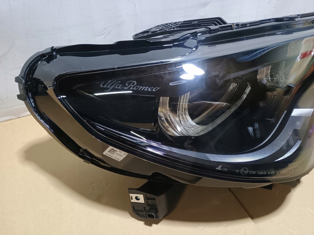 Лампа правая перед full led alfa romeo stelvio 0051580999ac nowa оригинал Оригинал