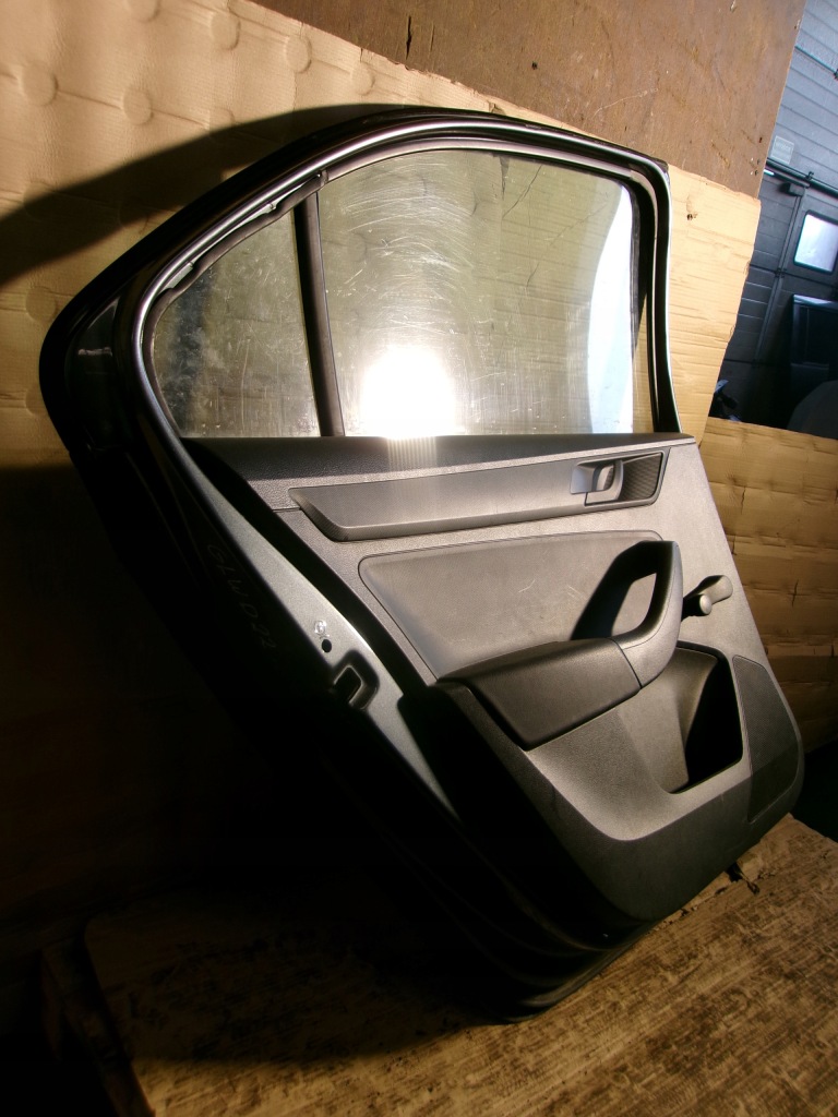 Дверь левая задний skoda rapid 2015r 1.2tsi седан Цена