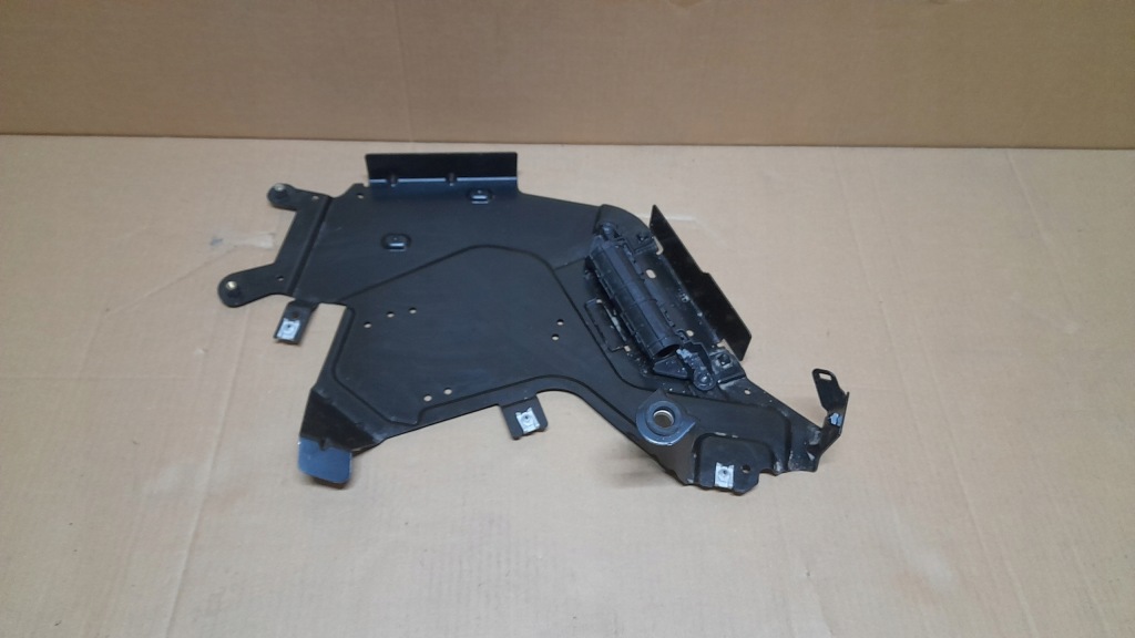 Купити Захист кронштейн audi 8b3971824