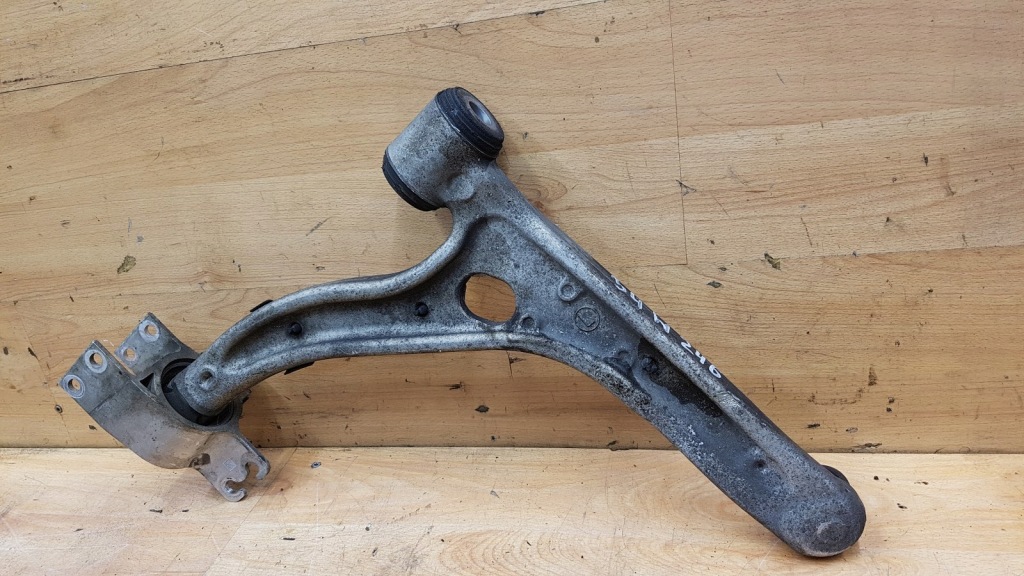 Купить Рычаг перед передний левое  mercedes w246