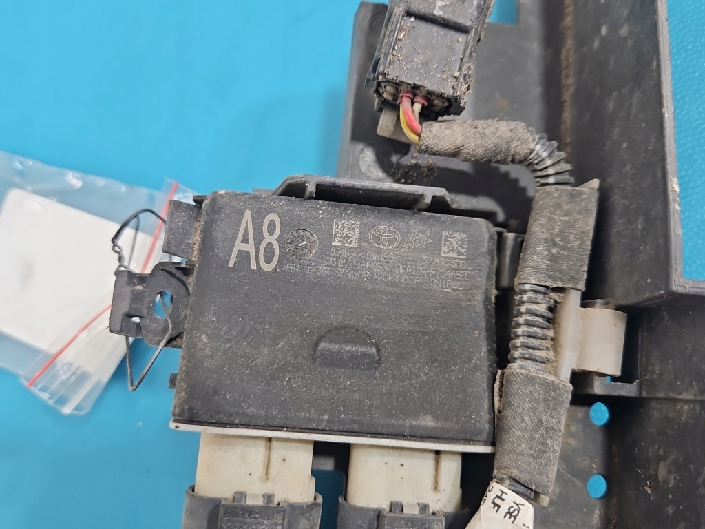 фото №9, Датчик открывания крышки toyota rav4 v 32895500 e70468fe