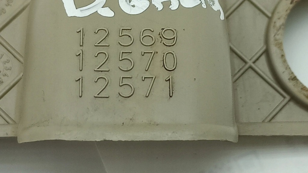 Накладка рейки задній сидіння права сторона cadillac srx 12569 Зі Шроту