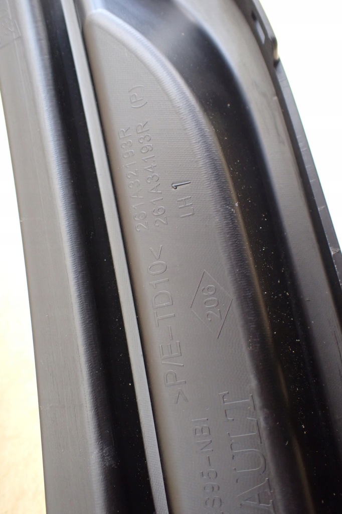 Renault megane 3 рестайлинг  решётка бампера левая 261a32193r Цена