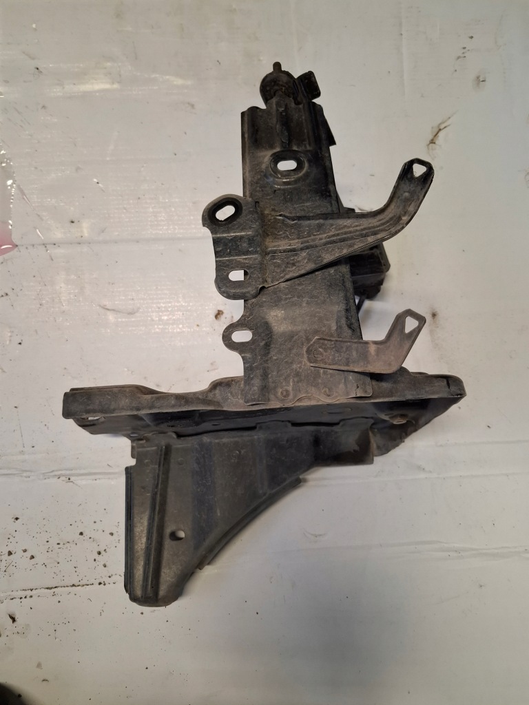 фото №3, Toyota yaris iii основание аккумулятор