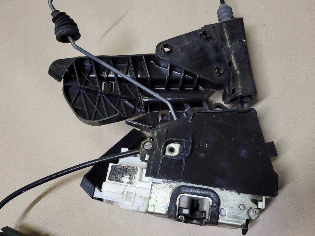 Купить Замок с дверь левый задний  трос основание ручка кронштейн mercedes ml w164 оригинальный номер