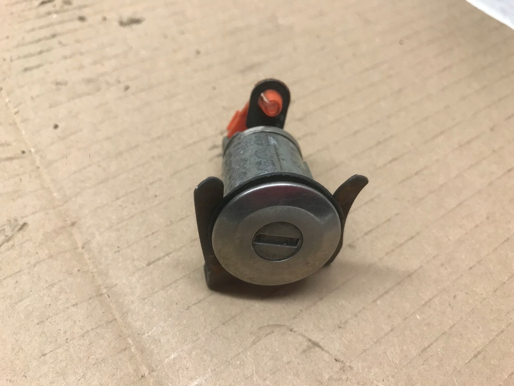 фото №1, Dodge ram van вкладка замка дверь левый перед