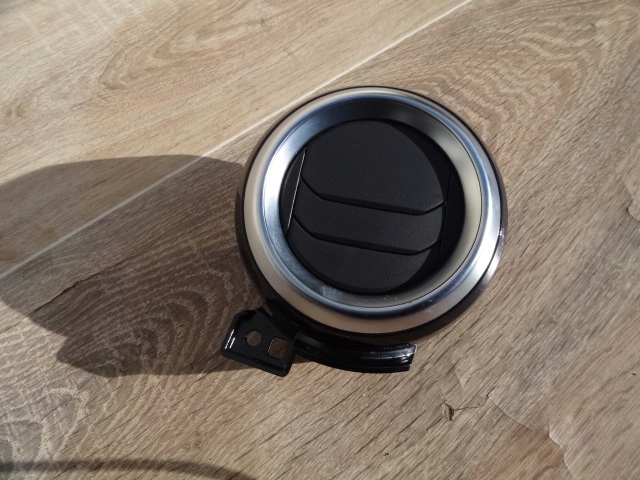 фото №1, Nissan micra k14 2017 воздуховод консоли решётка org