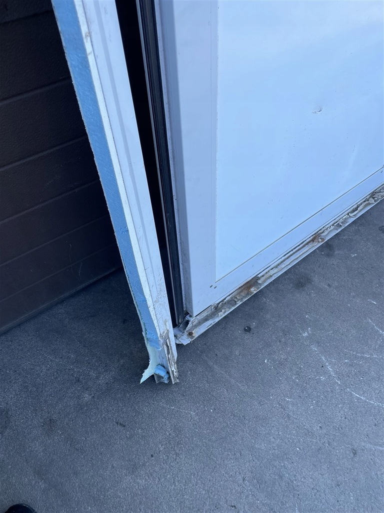 фото №10, Дверь левая боковой + петли рама рамка контейнер изотермический кузов коробка передач bus