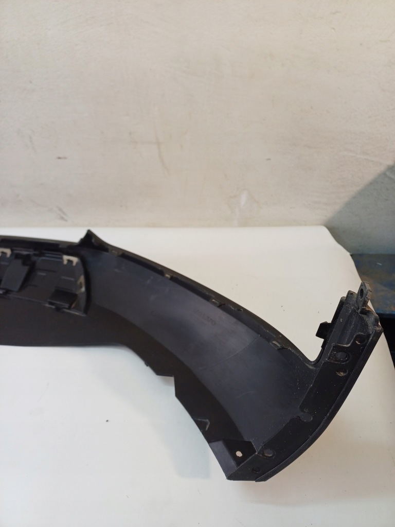 Накладка спойлер бампера перед volvo xc40 lift 22- в Украине