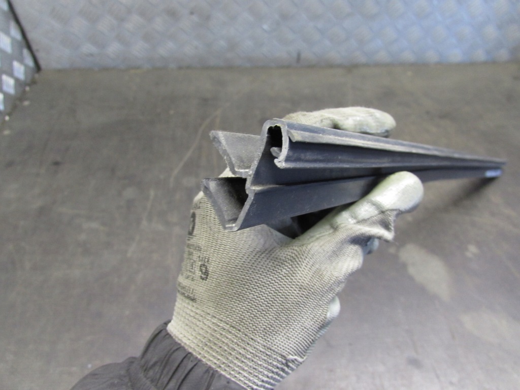 фото №11, Прокладка уплотнитель правый перед внутренняя peugeot 3008 i 09-13r