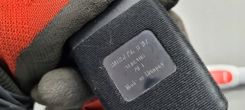 A3 8v рестайлинг  клипса поперечина пряжка правая правый  перед седан 8v0857756b Цена