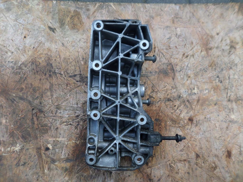 Кронштейн тримач  кронштейн генератора bmw 2.0d n47 f10 f11 f20 f30 e60 e8 x1 x3 Недорого