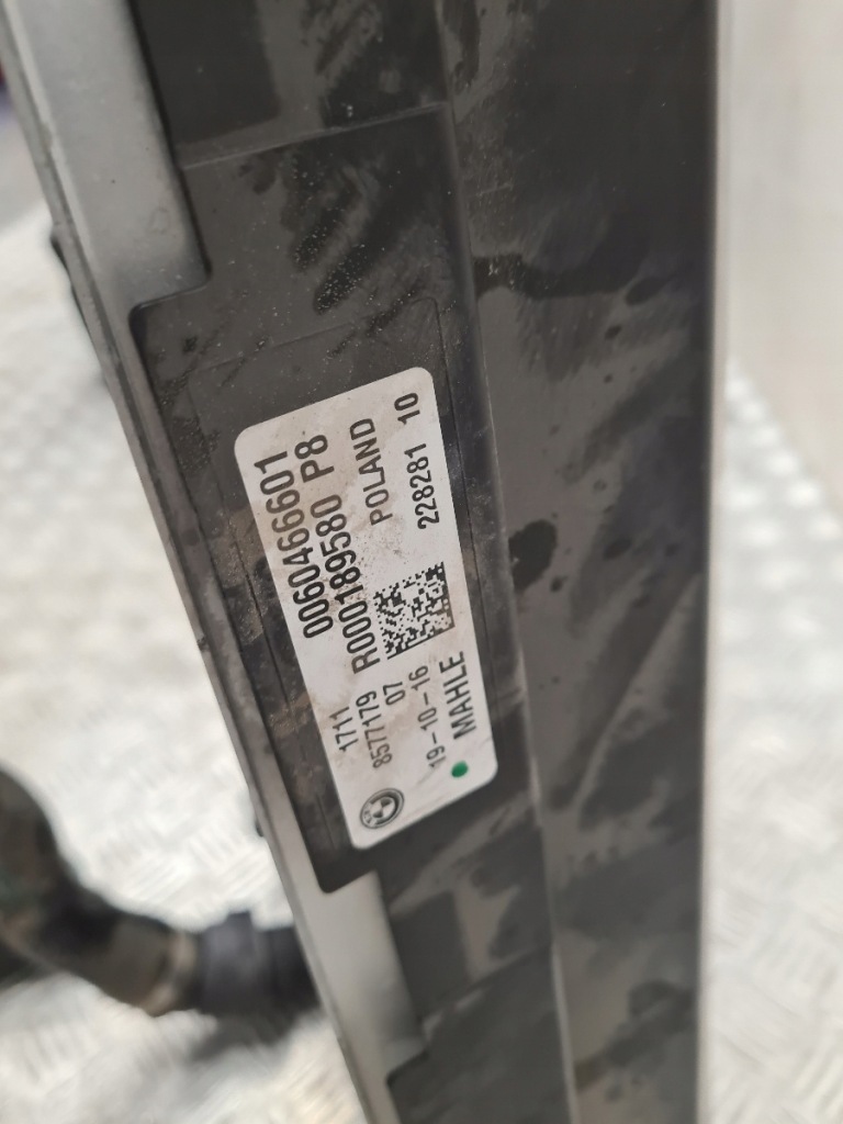 Bmw g30 радіатор води 8576506 8577179 в Україні