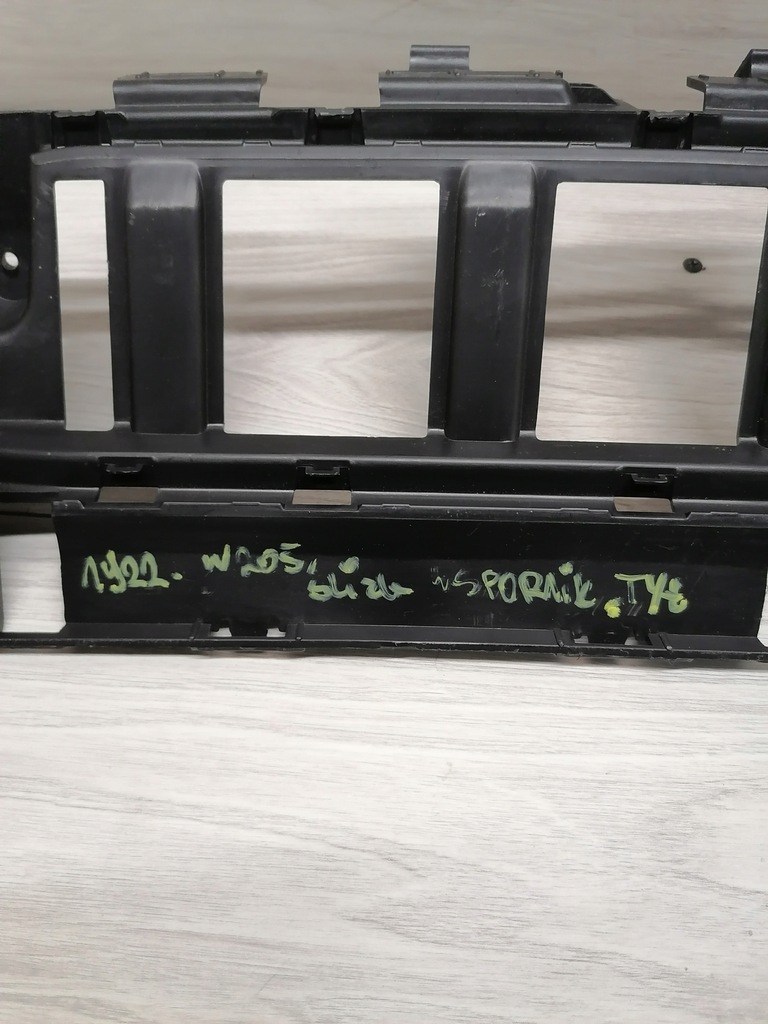 фото №10, Mercedes w205 направляющая бампера задняя 2a2058852314