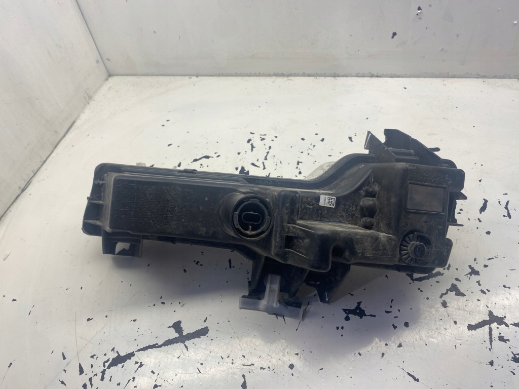 Tesla 3 противотуманная фара led правый 1077396-00-d Киев