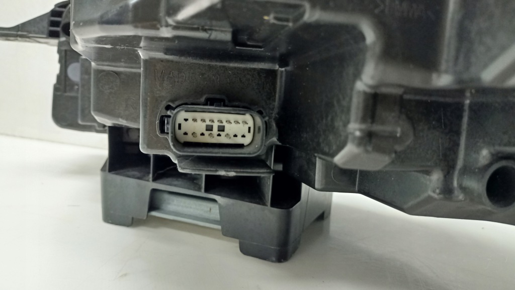 Фара передняя правый  full led ford kuga 3 -19r lv4b-13e016-ah valeo Недорого