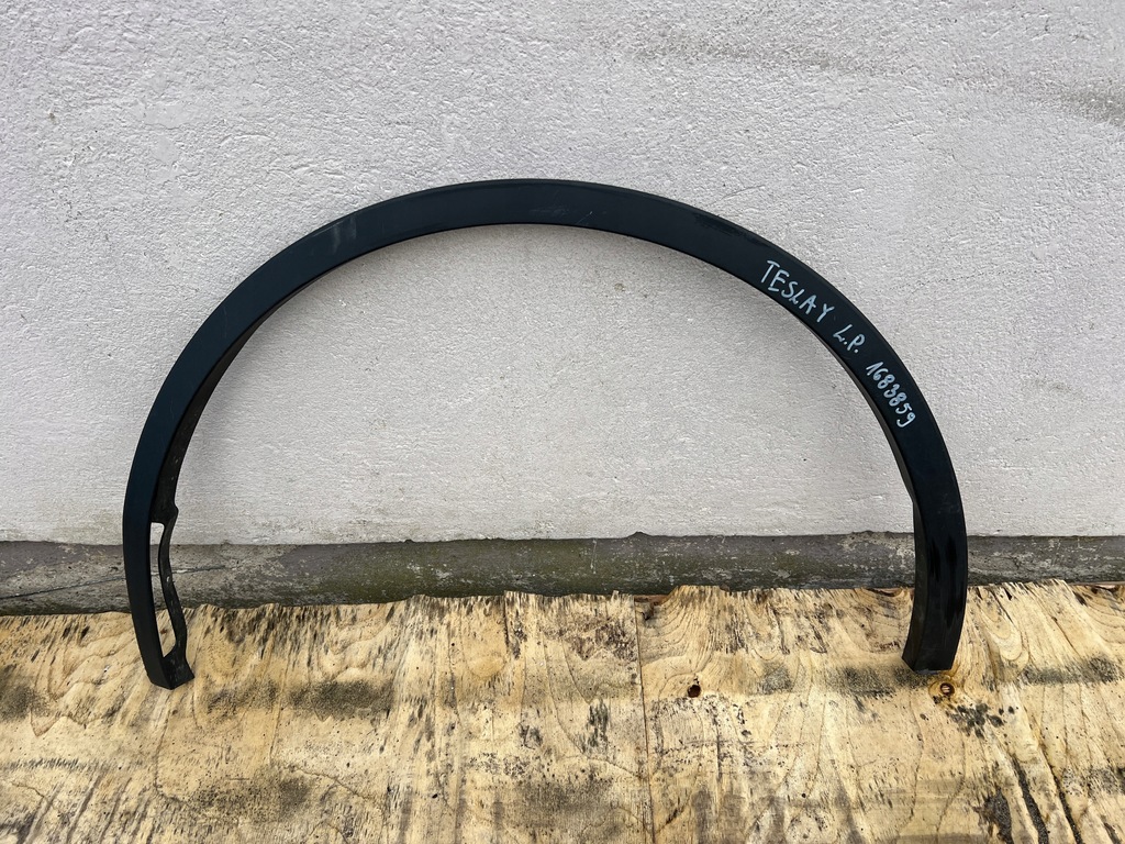 фото №1, Tesla y молдинг крыла левый перед