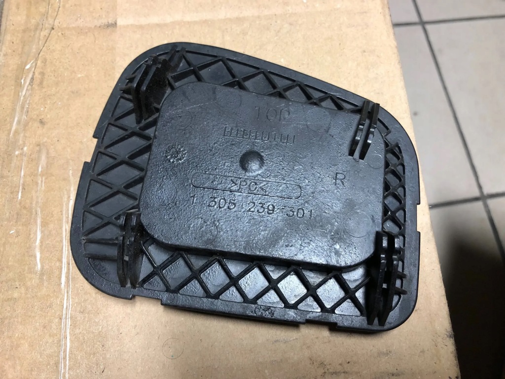 фото №1, Заглушка крышка лампы левый перед volvo s40 1305239301