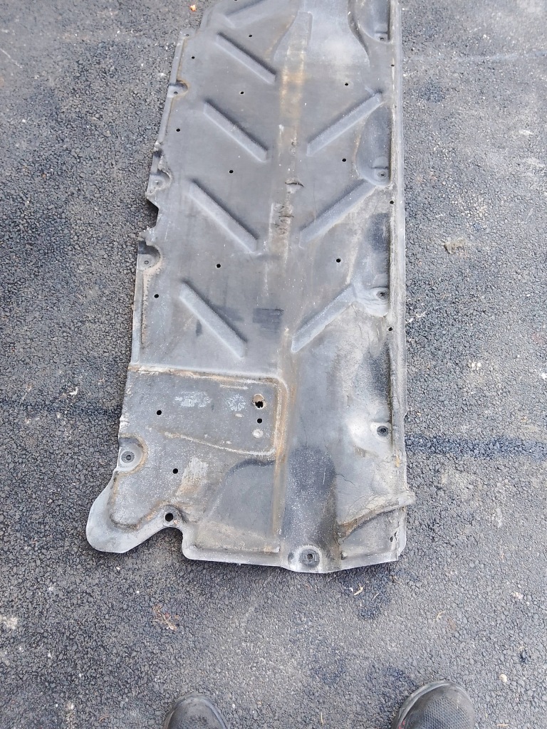 Mercedes w176 накладка підвіска нижня права Зі Шроту